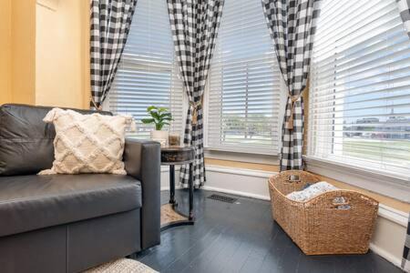 Michigan City Apartamento | Beautiful downstairs 1bed 1bth charmer- Pet Friendly