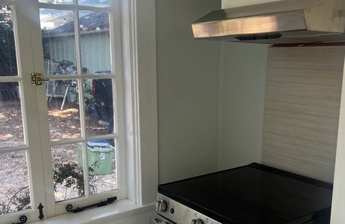 Oak Park Cabaña | Beautiful Downtown Fully Furnished Executive Cottage