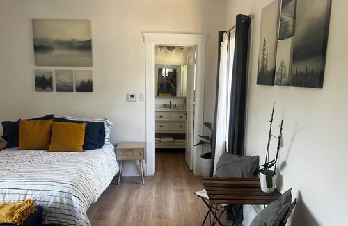 Oak Park Cabaña | Beautiful Downtown Fully Furnished Executive Cottage
