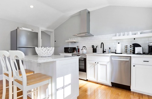 Chatham Apartamento | Beautiful Downtown Chatham 1 Bed, Close to the Beach - Newly renovated + Patio