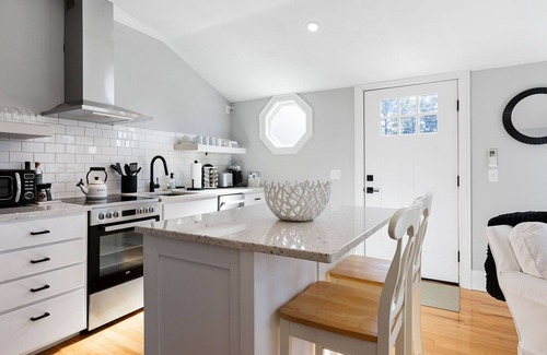 Chatham Apartamento | Beautiful Downtown Chatham 1 Bed, Close to the Beach - Newly renovated + Patio