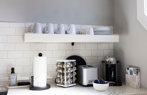 Chatham Apartamento | Beautiful Downtown Chatham 1 Bed, Close to the Beach - Newly renovated + Patio