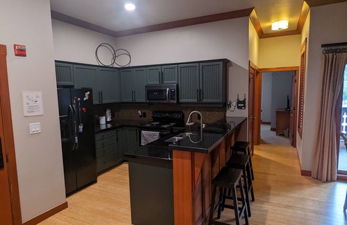 Salt Lake Mountain Resorts Condominio | Beautiful End-Unit with Private Balcony and hot tub + pool.