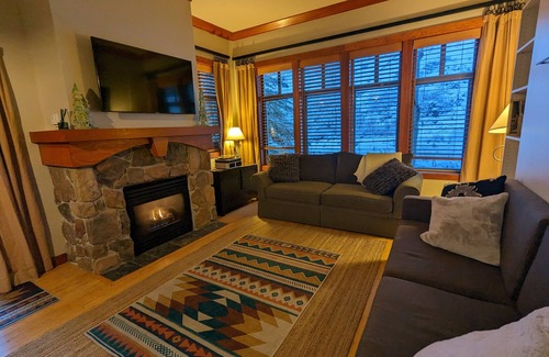 Salt Lake Mountain Resorts Condominio | Beautiful End-Unit with Private Balcony and hot tub + pool.