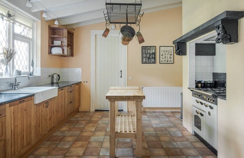 Bazuin Casa | Beautiful English Villa with jacuzzi