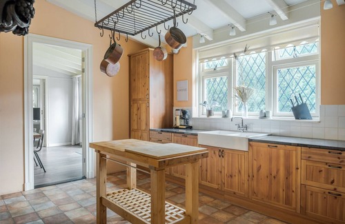 Bazuin Casa | Beautiful English Villa with jacuzzi