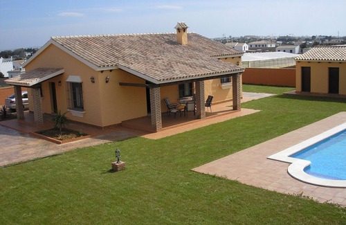 Conil de la Frontera City Center Chalet De Esquí | Chalet rural, con piscina propia, jardín y zona de barbacoa.