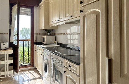 San Mames de Meruelo Apartamento | Beautiful and cozy apartment close to city center with a living room and bed room