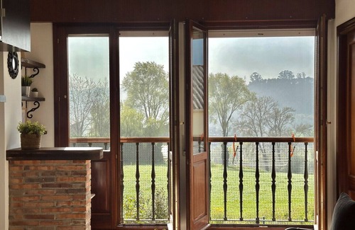 San Mames de Meruelo Apartamento | Beautiful and cozy apartment close to city center with a living room and bed room
