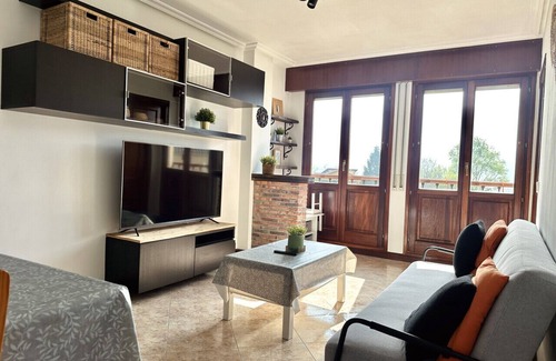 San Mames de Meruelo Apartamento | Beautiful and cozy apartment close to city center with a living room and bed room
