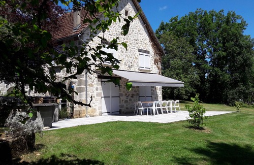 Saint-Julien-Maumont Casa | Hermoso granero completamente renovado con piscina