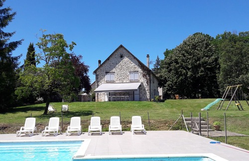Saint-Julien-Maumont Casa | Hermoso granero completamente renovado con piscina