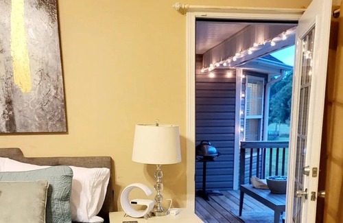 Burlington Casa | Beautiful family home near Elon & Greensboro, w/deck and firepit!