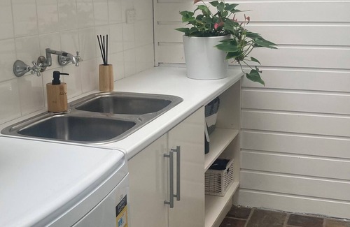 Bayview Casa | Beautiful family home close to parks, water and cafes.