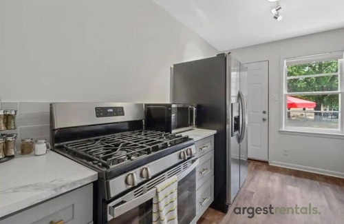 South Arlington Casa | Beautiful Family Home, Garage, Pet Frndy and W&D!