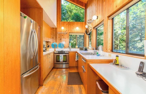 Stewarts Point Casa | Beautiful Family Home for 6 with Hot Tub in Redwoods!