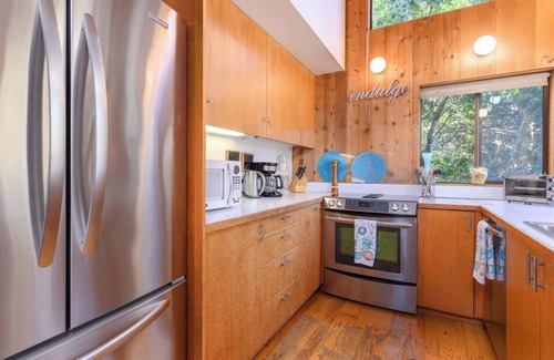 Stewarts Point Casa | Beautiful Family Home for 6 with Hot Tub in Redwoods!