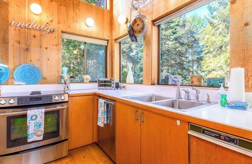 Stewarts Point Casa | Beautiful Family Home for 6 with Hot Tub in Redwoods!