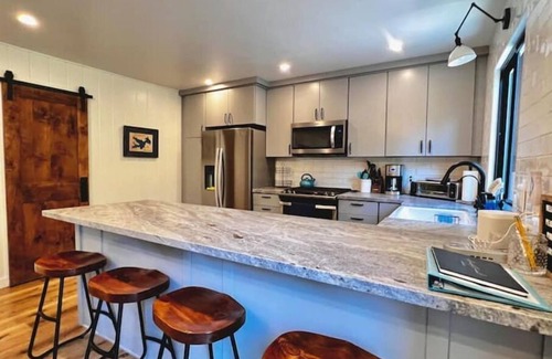 Blue Jay Cabina | Beautiful family cabin w/ forest views. Walk to Blue Jay, 2 miles to the Village