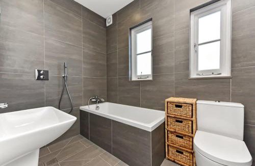 Thurlow Park Casa | Beautiful Family Victorian Home