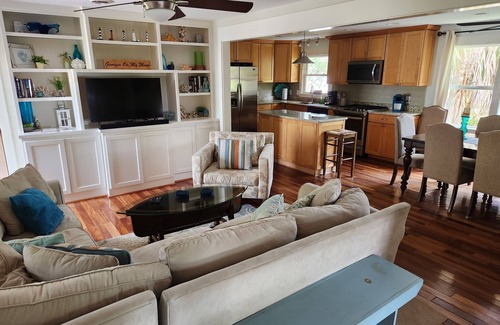 North Carolina Coast Cabaña | Hermosa y familiar Carolina Beach Cottage con carrito de golf, bicicletas, kayaks