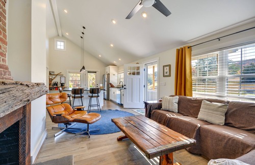 Pilot Mountain Casa | Beautiful Farmhouse w/ Pilot Mtn State Park Views!
