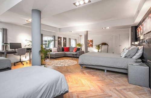 Oud-Alblas Otro | Beautiful farmhouse Het Vinkenest in Oud-Alblas for 16 persons
