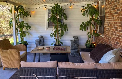 Jamestown Casa | Beautiful Farmhouse-Style Escape