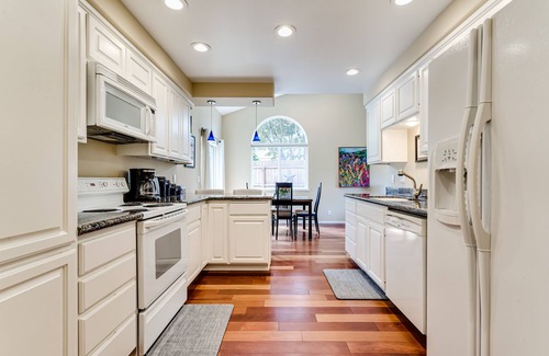 Eugene Casa | Beautiful Ferry Street Bridge Home, minutes from UO, downtown, and bike paths!