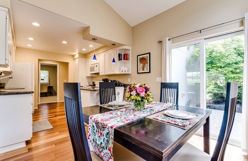 Eugene Casa | Beautiful Ferry Street Bridge Home, minutes from UO, downtown, and bike paths!