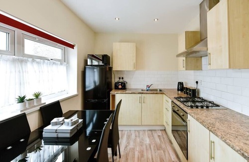 Landore Casa | Beautiful Four Bedroom House in Swansea