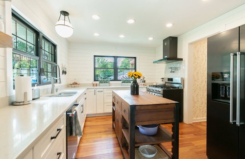 McHenry Casa | Beautiful Fox River Waterfront House Getaway