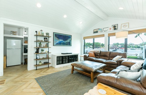 McHenry Casa | Beautiful Fox River Waterfront House Getaway