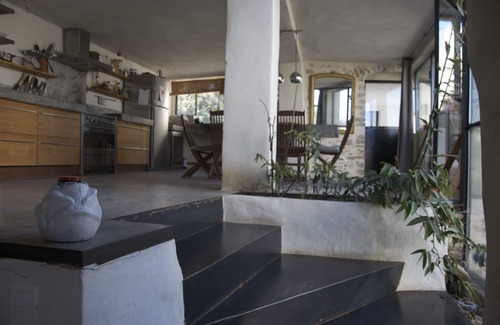 Mirabel-aux-Baronnies Casa | casa restaurada en un estilo y en la azotea de la piscina contemporánea