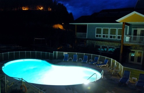 Sicamous Condominio | Condominio de primera clase en el lago Shuswap. Resbalón del barco incluido. 1 de septiembre disponible.