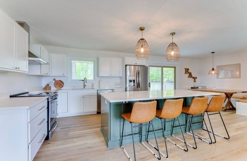 Forest Lake Casa | Beautiful Fully Remodeled Cheerful Lakehouse