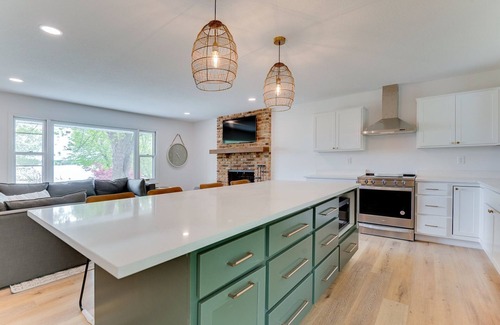 Forest Lake Casa | Beautiful Fully Remodeled Cheerful Lakehouse