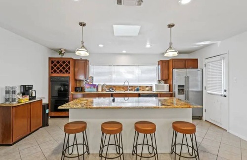 West Arlington Casa | Beautiful, Fun. SPACIOUS 5 bedroom home near Stadiums and Six flags
