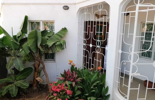 Serrekunda Casa | Self catering totalmente amueblado casa de cuatro dormitorios equipada con WIFI y cámara de CCTV