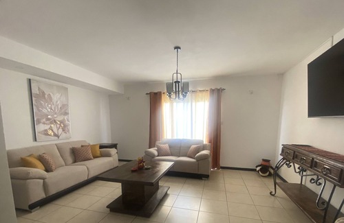 Colonia Vista Hermosa Uno Casa | Beautiful Guatemala home in the city