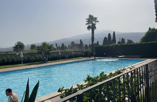 Calatabiano Apartamento | Beautiful garden apartment steps from beach