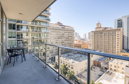 Civic Core Apartamento | Beautiful Gaslamp 2BR w/ Gym, Sauna & W/D, nr shops, by Blueground