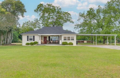Lenox Casa | Beautiful Georgia Farmhouse Rental with Patio