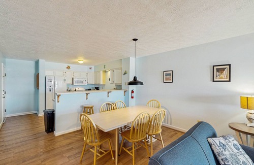 Rodanthe Condominio | Beautiful getaway in Oceanfront complex with pool, free WiFi, WD, & central AC