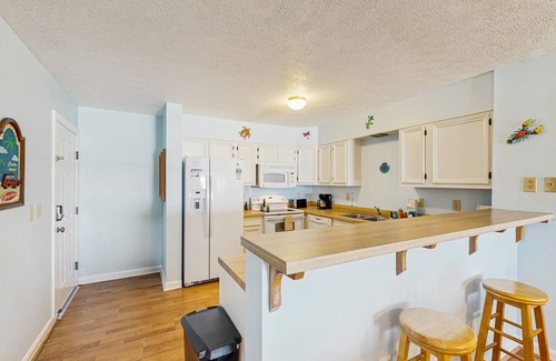 Rodanthe Condominio | Beautiful getaway in Oceanfront complex with pool, free WiFi, WD, & central AC