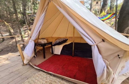 Jiquipilco Alquiler De RV | hermoso glamping con una cama matrimonial en el bosque
