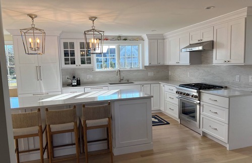West Yarmouth Casa | Hermosa Great Island Pool Home, playas privadas, vistas al agua, Love Dogs!