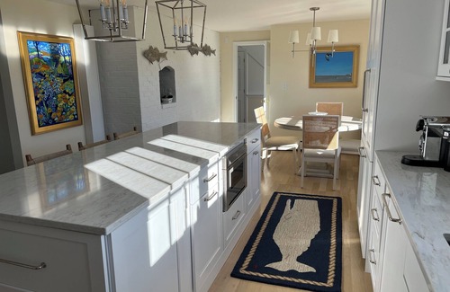West Yarmouth Casa | Hermosa Great Island Pool Home, playas privadas, vistas al agua, Love Dogs!