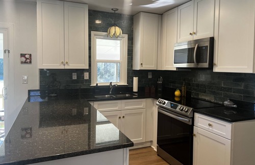 Perry Casa | Beautiful Green House with a huge Backyard! Just 1 mile from Downtown Perry