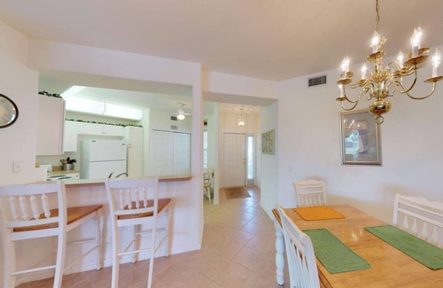 Fort Myers Condominio | Hermosa unidad en la planta baja, WiFi gratis, membresía del Social Club incluida, ¡disfruta de la vida en el Country Club!